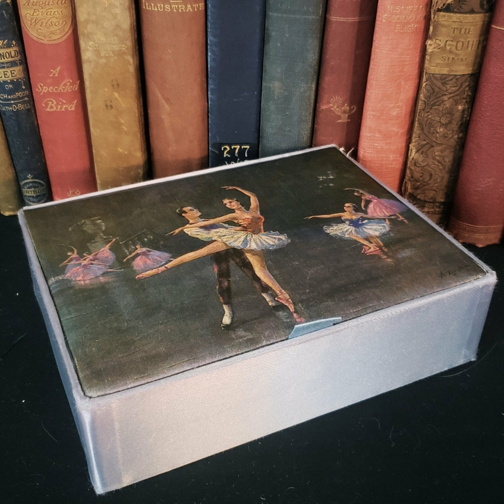 Beautiful vintage jewelry box with ballerinas!